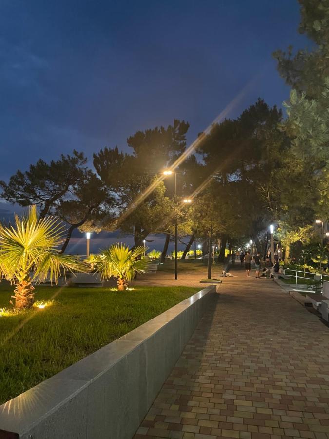 Hotel Chaika Кобулети Екстериор снимка