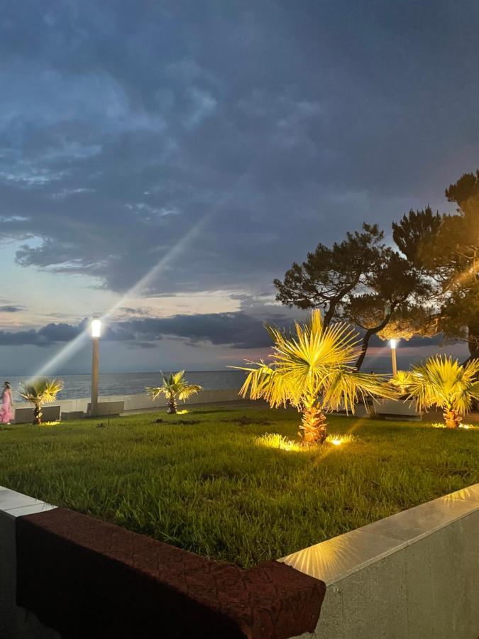 Hotel Chaika Кобулети Екстериор снимка