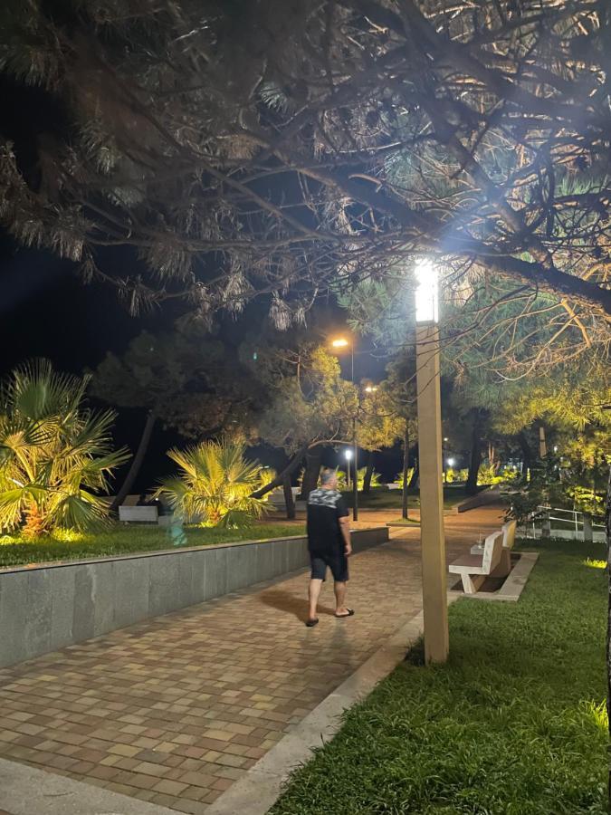 Hotel Chaika Кобулети Екстериор снимка